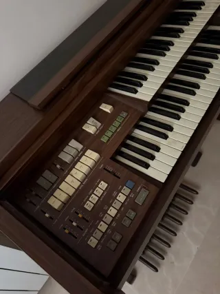 Piano de madera oscura
