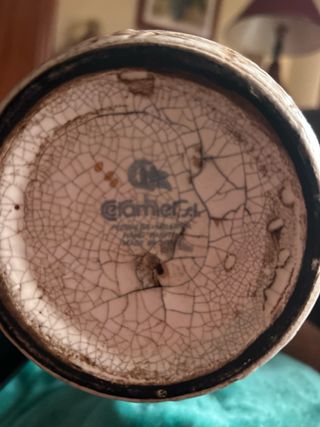 Jarrón de cerámica azul y dorado