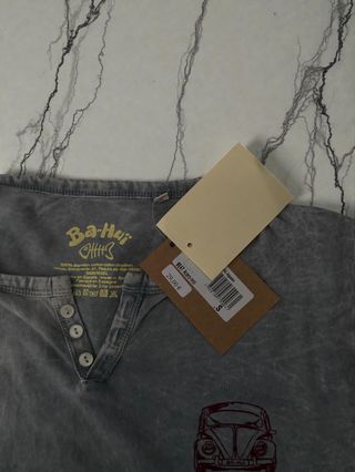 Camiseta de algodón gris con botones