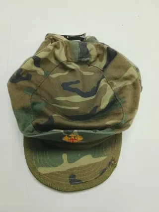 Gorra camuflaje militar con escudo