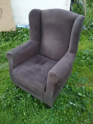 Sofá orejero marrón de tela