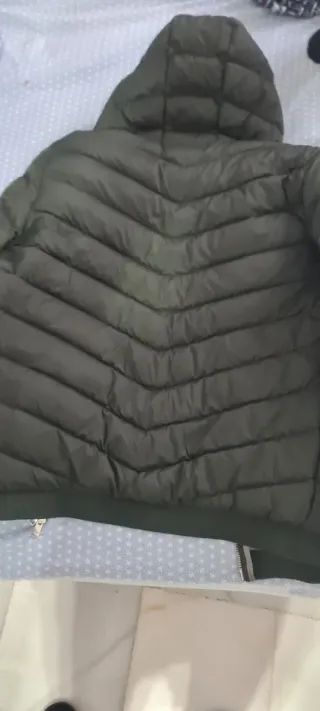 Chaqueta verde acolchada con cremallera