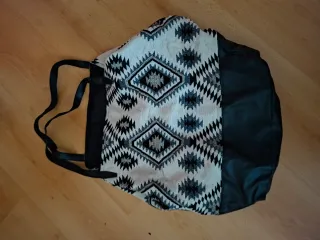 Bolso de tela con estampado geométrico