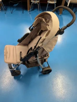 Passeggino leggero color beige