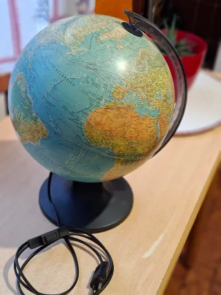 Globo terráqueo iluminado