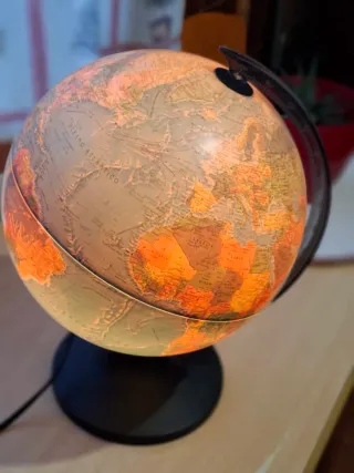 Globo terráqueo iluminado
