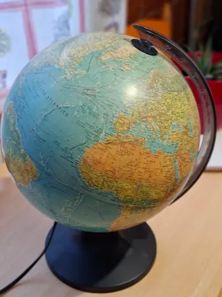 Globo terráqueo iluminado