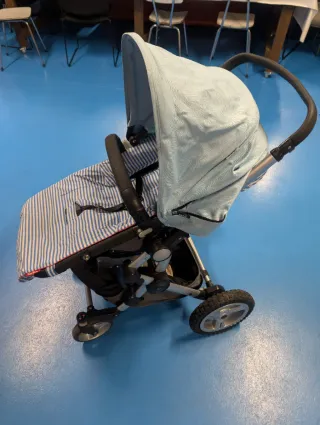 Passeggino blu e bianco