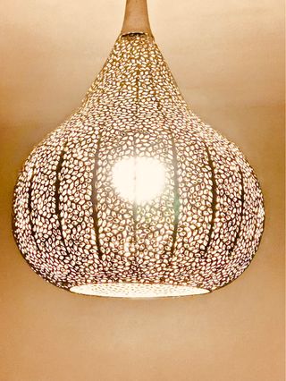 Lámpara de techo decorativa plateada.