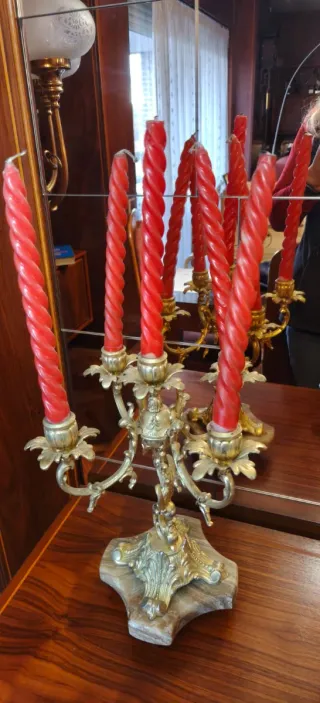 Reloj de sobremesa y 2 candelabros