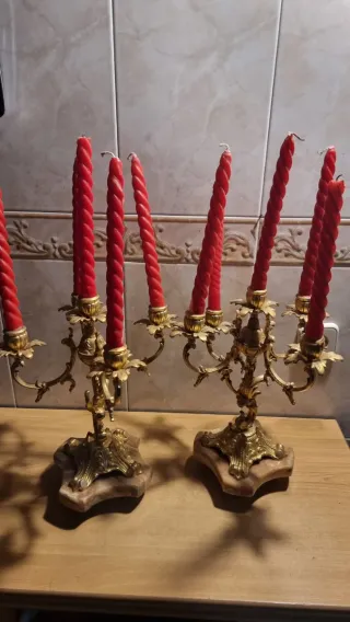 Reloj de sobremesa y 2 candelabros