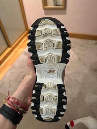 Zapatillas Skechers Negras y Doradas