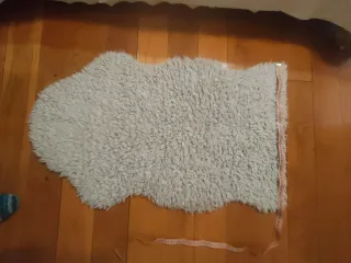 Alfombra suave gris claro imitación a borreguito