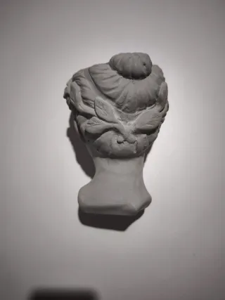 Busto decorativo de terracota gris