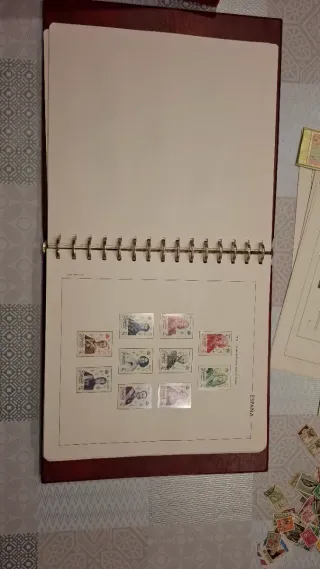 Álbumes de Filatelia(Leuchtturm y Edifil) + Sellos