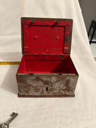 Caja de caudales antigua metálica, con llave