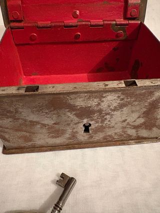 Caja de caudales antigua metálica, con llave