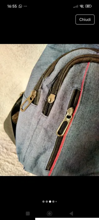 Zainetto monospalla blu con dettagli rossi