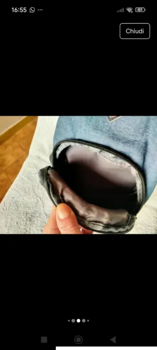 Zainetto monospalla blu con dettagli rossi