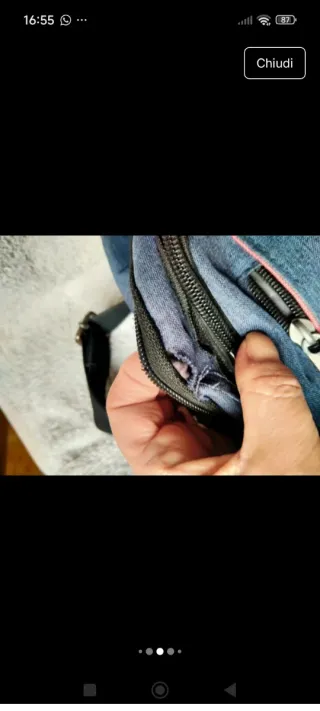 Zainetto monospalla blu con dettagli rossi