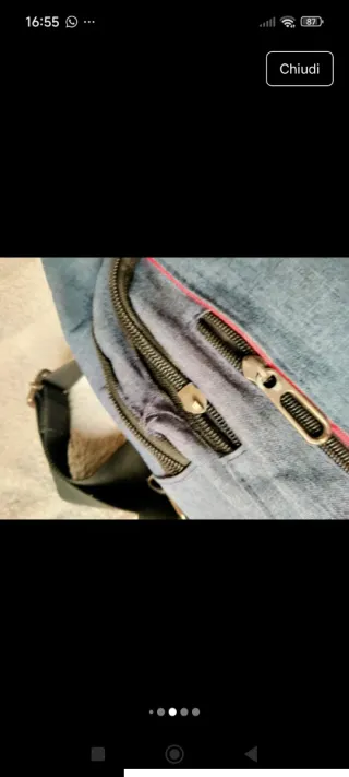 Zainetto monospalla blu con dettagli rossi