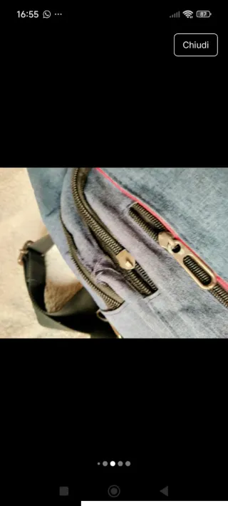 Zainetto monospalla blu con dettagli rossi