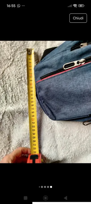 Zainetto monospalla blu con dettagli rossi