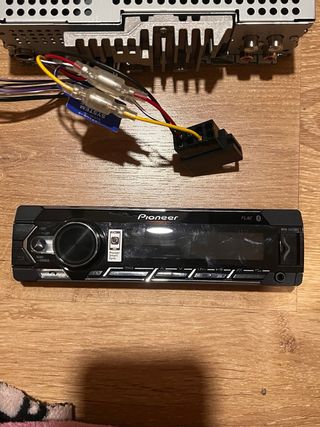 Radio Pioneer con altavoces Focal