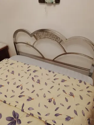Cama 105 niquelada vintage con colchón y edredón