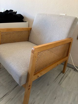 Sillón de lectura beige y madera