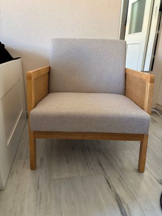 Sillón de lectura beige y madera