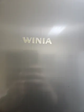 Nevera gris con dispensador de agua