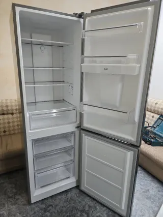 Nevera gris con dispensador de agua