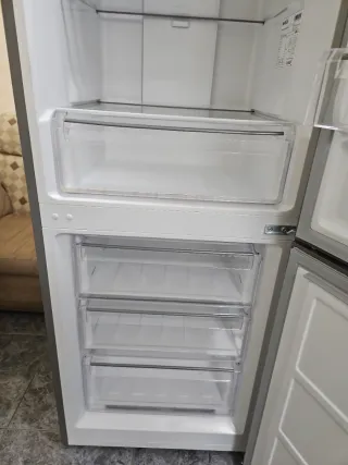 Nevera gris con dispensador de agua