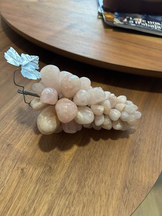 Racimo de uvas de piedra y metal