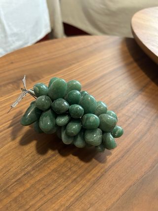 Racimo de uvas de piedra y metal