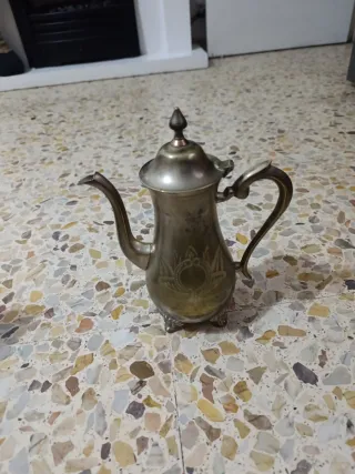 Tetera antigua de metal