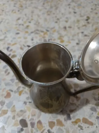 Tetera antigua de metal