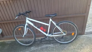 Bicicleta blanca con portabidón