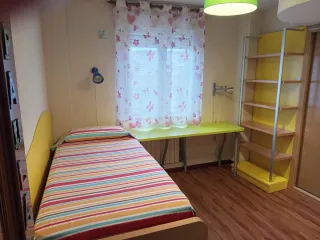 Dormitorio juvenil haya, verde y amarillo