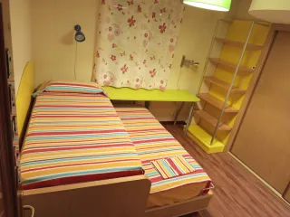 Dormitorio juvenil haya, verde y amarillo