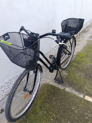 Bicicleta de paseo negra con cesta