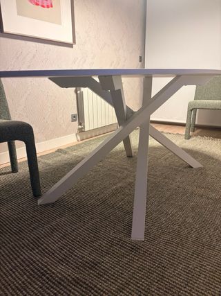 Mesa de comedor ovalada blanca