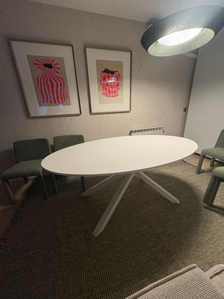 Mesa de comedor ovalada blanca
