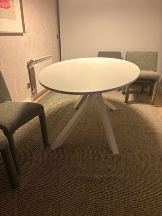 Mesa de comedor ovalada blanca