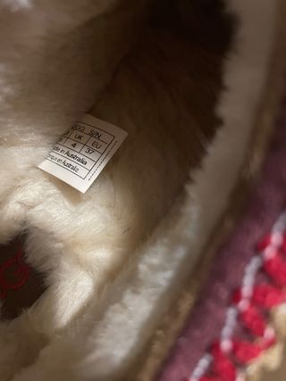 UGG Beige con detalles rojos