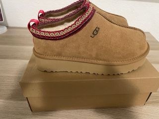 UGG Beige con detalles rojos