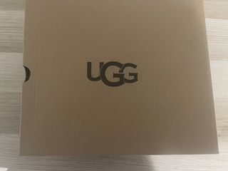 UGG Beige con detalles rojos