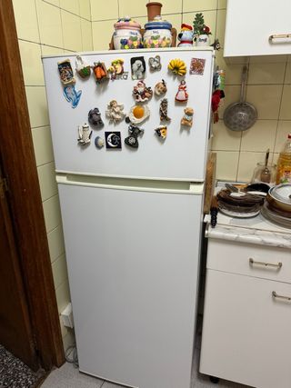 Nevera blanca con puerta superior