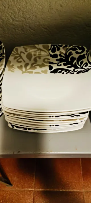 Vajilla Diseño Floral Beige y Negro